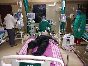 Patient on oxygen in a hospital bed: oxygen concentrators by Swasth saved a patient