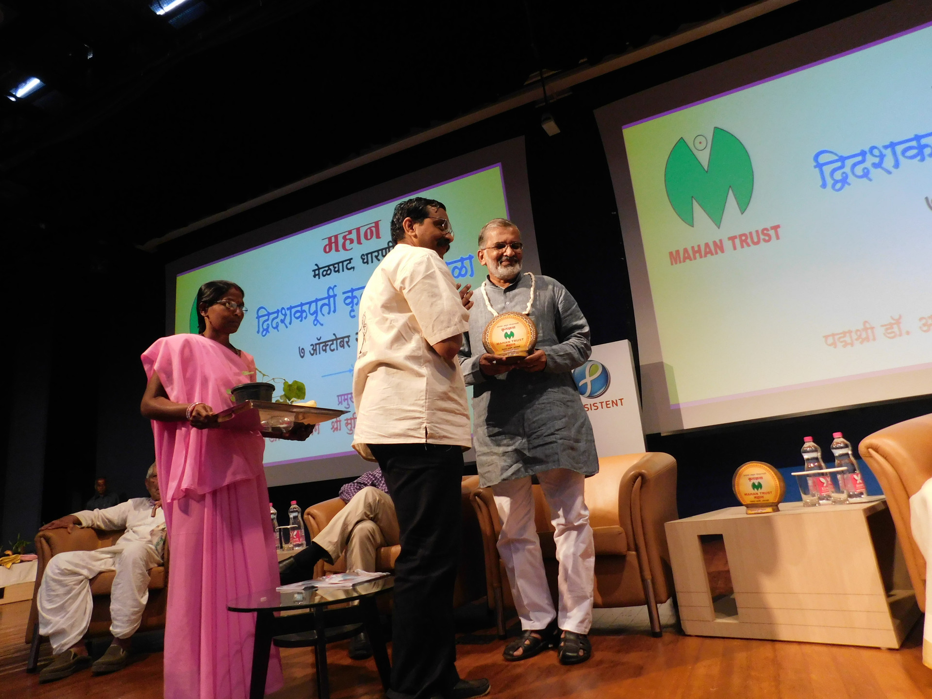Dr Ashish welcoming Dr Abhay Bang