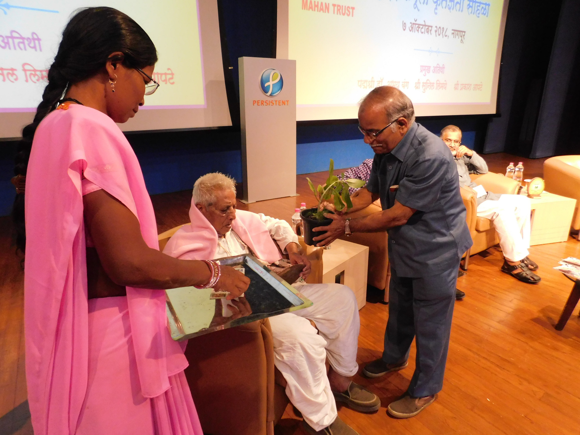 Inspiration of MAHAN, Mr. Vasantrao Bombatkar, being felicitated