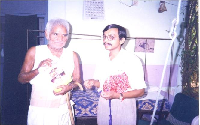 Baba Amte inaugurating Flip Chart