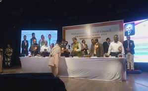 Dr. Kavita Receiving award at the hands of Union minister Mr. Nitin Gadkari