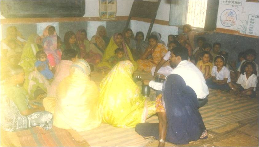 Dr. Subodh Gupta, explaining preparation of MAHAN developed ORS (Oral Rehydration Solution) to local